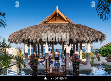 Bord de l'instuction à une retraite de yoga, Negril, Jamaïque Banque D'Images