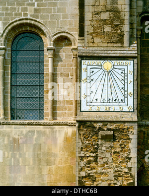 Cadran solaire sur la face sud de la cathédrale d'Ely Cambridgeshire Banque D'Images