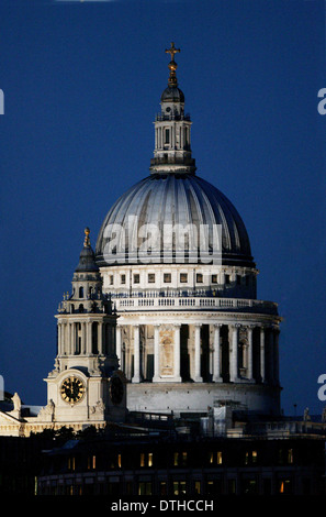 2007, illuminé, vue en soirée du dôme supérieur et de la flèche de la cathédrale Saint-Paul, une église baroque, Londres, Angleterre, Royaume-Uni, Conçu par Christopher Wren et construit en 1673. Banque D'Images