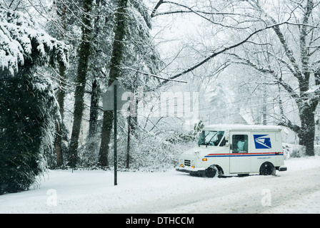 Camion de livraison de courrier pendant une tempête de neige. Banque D'Images