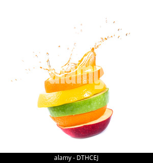 Différents type de tranches de fruits sont empilés avec splash Banque D'Images