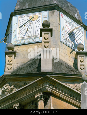 Cadran solaire sur la porte d'honneur de Gonville et Caius College de Cambridge Banque D'Images