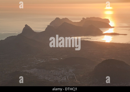 Le secteur du nord de Majorque au lever du soleil. Ville de Pollensa, port et port. Cap de Formentor. Vue aérienne. Iles Baléares, Espagne Banque D'Images