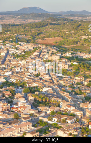 Tôt le matin vue aérienne de Maria de la Salud village. Le centre/nord de Majorque, Iles Baléares, Espagne Banque D'Images