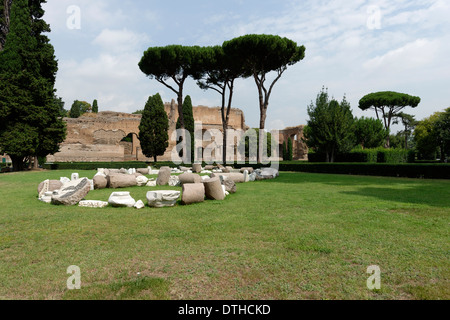 Vue sur jardin de pins de bâtiments le long des ruines des bains extérieurs mur ouest Caracalla Rome Italie Banque D'Images