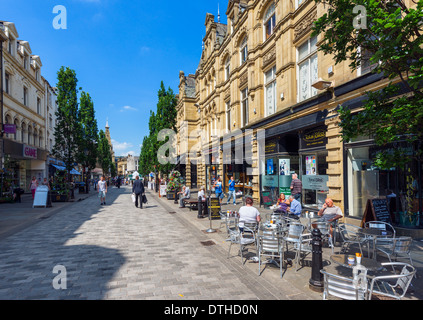 Des cafés et des boutiques sur Cornmarket dans le centre-ville, Halifax, West Yorkshire, England, UK Banque D'Images