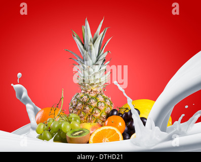 Assortiment de fruits doux exotiques isolé sur fond blanc Banque D'Images