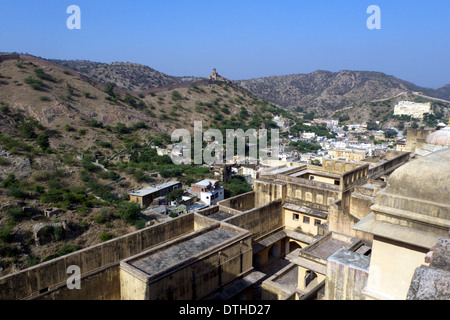 À la recherche sur les collines à l'ouest de Fort Amber nr Jaipur, Rajasthan, Inde Banque D'Images