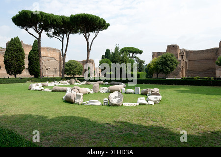 Vue sur jardin de pins de bâtiments le long des ruines des bains extérieurs mur ouest Caracalla Rome Italie Banque D'Images