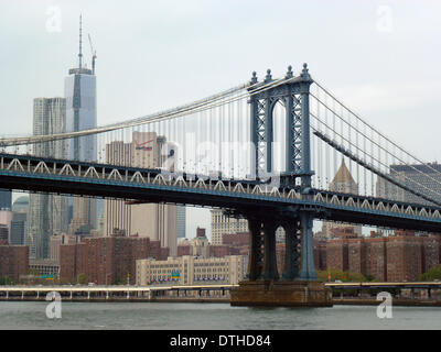 New York, USA. 22 août, 2013. Le Pont de Manhattan à travers l'East River est représenté à New York, USA, 22 août 2013. Dans l'arrière-plan le One World Trade Center WTC 1 est représenté, ce qui est construit au Ground Zero depuis 2006. Photo : Alexandra Schuler/DPA - ATTENTION ! Pas de fil - SERVICE/dpa/Alamy Live News Banque D'Images
