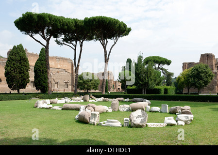 Vue sur jardin de pins de bâtiments le long des ruines des bains extérieurs mur ouest Caracalla Rome Italie Banque D'Images