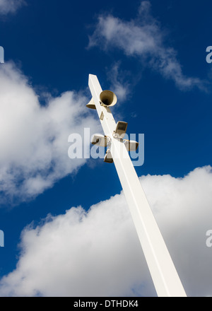 Haut-parleurs de sonorisation extérieure contre un ciel bleu Banque D'Images