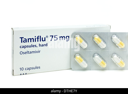 Les gélules de Tamiflu jaune et blanc dans un blister à côté d'une boîte de Tamiflu sur fond blanc Banque D'Images