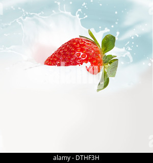 Lait fraise splash. Fond blanc vide. Banque D'Images
