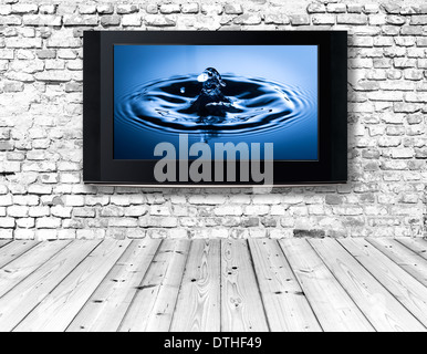 Intérieur avec un téléviseur sur un vieux mur Banque D'Images