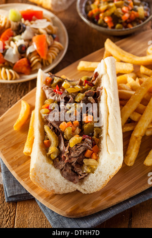 Italien copieux Sandwich au Bœuf avec Giadanarra Hot Peppers Banque D'Images