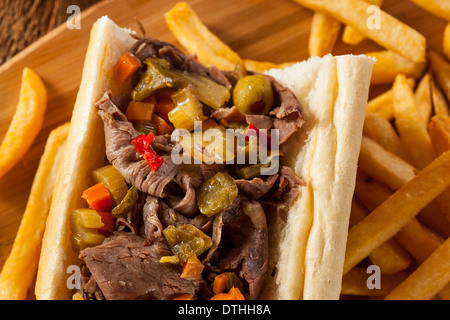 Italien copieux Sandwich au Bœuf avec Giadanarra Hot Peppers Banque D'Images