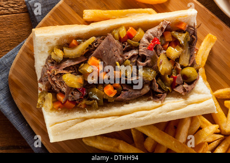 Italien copieux Sandwich au Bœuf avec Giadanarra Hot Peppers Banque D'Images