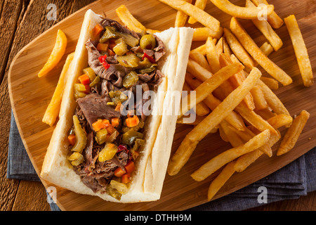 Italien copieux Sandwich au Bœuf avec Giadanarra Hot Peppers Banque D'Images