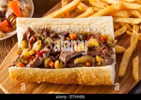 Italien copieux Sandwich au Bœuf avec Giadanarra Hot Peppers Banque D'Images