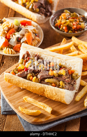 Italien copieux Sandwich au Bœuf avec Giadanarra Hot Peppers Banque D'Images