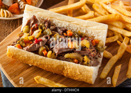 Italien copieux Sandwich au Bœuf avec Giadanarra Hot Peppers Banque D'Images