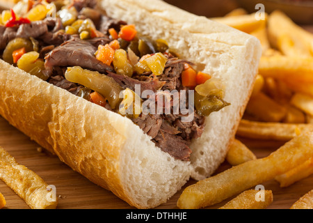 Italien copieux Sandwich au Bœuf avec Giadanarra Hot Peppers Banque D'Images