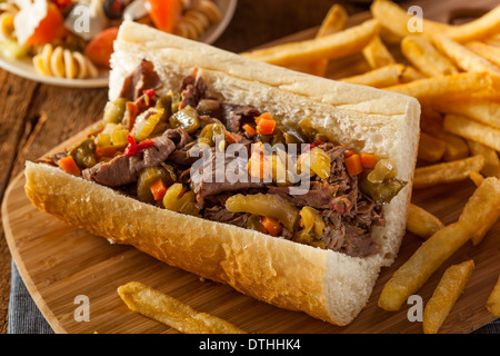 Italien copieux Sandwich au Bœuf avec Giadanarra Hot Peppers Banque D'Images