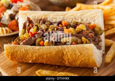 Italien copieux Sandwich au Bœuf avec Giadanarra Hot Peppers Banque D'Images