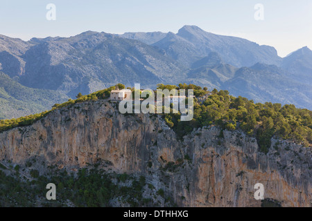 Montagnes de Tramuntana. Puig d'Alaró 822m/Détail de bord ft, Hermitage en haut. Vue aérienne. Alaró. Majorque, Baléares, Espagne Banque D'Images