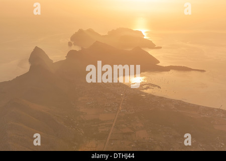 Le secteur du nord de Majorque au lever du soleil. Resort Port de Pollensa et Le Cap de Formentor. Vue aérienne. Iles Baléares, Espagne Banque D'Images