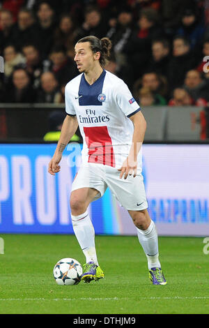 Leverkusen, Allemagne. 18 février 2014. Zlatan Ibrahimovic de Paris Saint Germain joue la balle au cours de la ronde de la Ligue des Champions match 16 à 18 février 2014 dans l'aréna Bay à Leverkusen, Allemagne de l'ouest. Dpa : Crédit photo alliance/Alamy Live News Banque D'Images