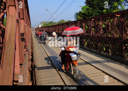 Les Laotiens équitation dans toute la moto moto/vélo pont sur la rivière Nam Kahn à Luang Prabang, Laos. Banque D'Images
