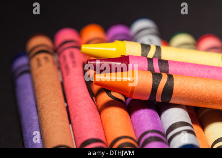 Crayons empilés de près. Banque D'Images