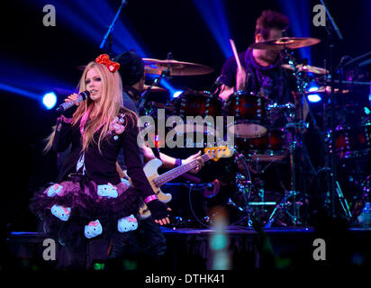 Avril Lavigne chanteuse fonctionne à son concert à Hong Kong, Chine Le Vendredi Février 14,2013. Banque D'Images
