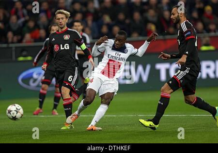 Leverkusen, Allemagne. Feb 18, 2014. Ligue des Champions de football. FC Bayer Leverkusen contre Paris St Germain à la BayArena à Leverkusen Simon Rolfes (Bayer 04 Leverkusen), Blaise Matuidi (Paris Saint-Germain), Oemer Toprak (Bayer 04 Leverkusen), Crédit : Action Plus Sport/Alamy Live News Banque D'Images