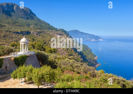 Son Marroig country estate, jardin et pavillon donnant sur la côte nord-ouest. Deià. Majorque, Baléares, Espagne Banque D'Images