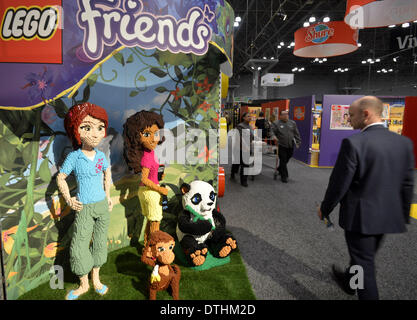 New York, NY, USA. Feb 18, 2014. Un stand fixés par l'entreprise LEGO est visible pendant la 111e American International Toy Fair de New York, États-Unis, le 18 février 2014. Le salon du jouet a débuté le mardi, avec plus de 150 000 produits de divertissement sur l'écran d'affichage présentée par 1 100 entreprises à travers le monde. Source : Xinhua/Alamy Live News Banque D'Images