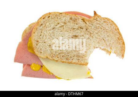 Un sandwich au saucisson fromage provolone sur pain italien qui a été piqué sur un fond blanc. Banque D'Images