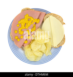 Vue de dessus d'un sandwich au saucisson de pain italien avec fromage provolone et jetons sur une plaque à rayures bleu. Banque D'Images