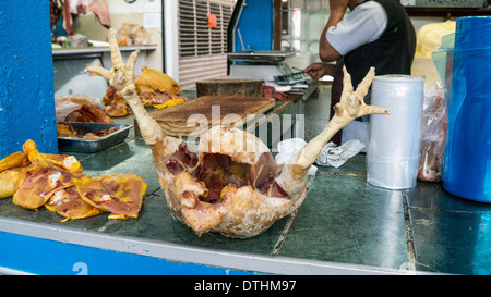 Poulet éviscéré plumés entiers dodus avec pieds en vente sur le comptoir de La Merced de décrochage boucher poulet market Banque D'Images