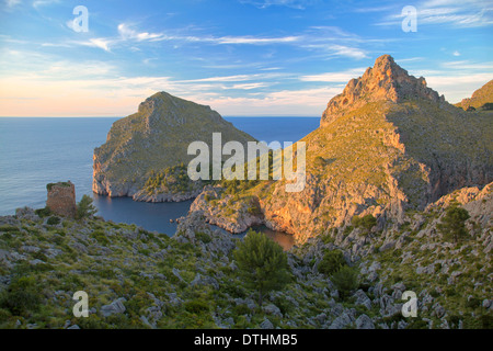 La côte nord de Majorque La Calobra harbour 17ème siècle Torre des Bosc tour pirate Escorca Majorque Espagne Banque D'Images