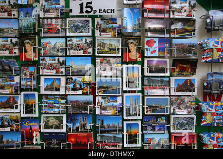 Un rack de cartes postales à vendre sur Oxford Street, Londres, Angleterre, Royaume-Uni. Banque D'Images