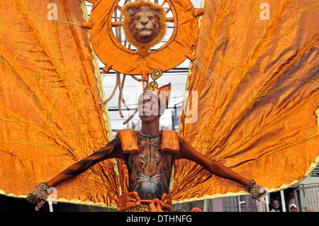 Masquerader au carnaval de fête dans les rues de Scarborough, Tobago. Banque D'Images