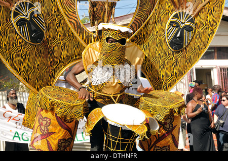 Masquerader au carnaval de fête dans les rues de Scarborough, Tobago. Banque D'Images