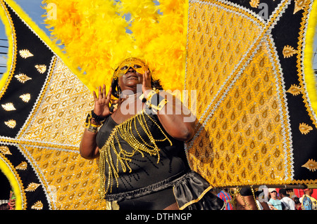 Masquerader au carnaval de fête dans les rues de Scarborough, Tobago. Banque D'Images