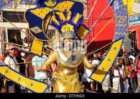 Masquerader au carnaval de fête dans les rues de Scarborough, Tobago. Banque D'Images