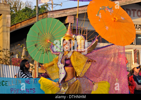 Masquerader au carnaval de fête dans les rues de Scarborough, Tobago. Banque D'Images