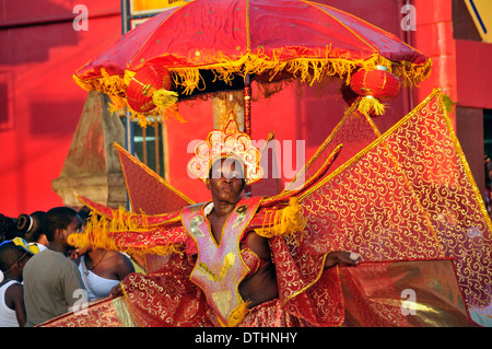 Masquerader au carnaval de fête dans les rues de Scarborough, Tobago. Banque D'Images