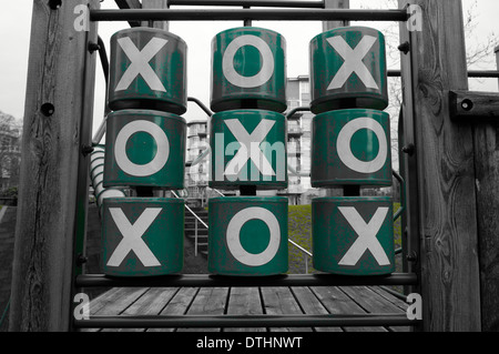 Vert couleur sélective cardinaux ou le tic-tac-toe jeu dans une aire de jeux pour enfants à Vancouver, Canada Banque D'Images